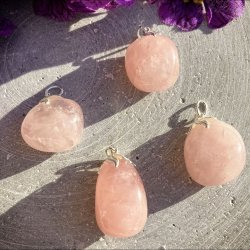 Rosakvarts vedhng med bladformet sken