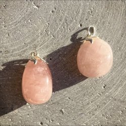 Rosakvarts vedhng med bladformet sken