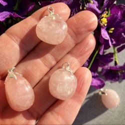 Rosakvarts vedhng med bladformet sken