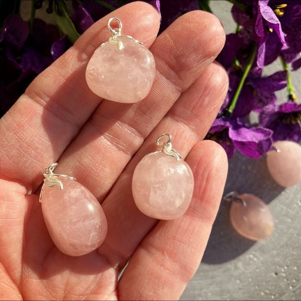 Rosakvarts vedhng med bladformet sken