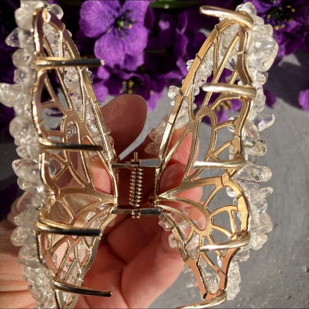 Forgyldt kobber sommerfugl hrklemme med sm bjergkrystal chips rundt i kanten. lngde 8 cm, bredde 5 cm