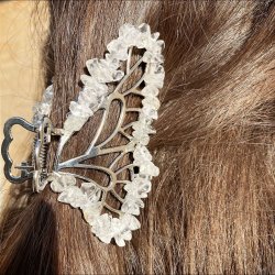 Forslvet kobber sommerfugl hrklemme med sm bjergkrystal chips rundt i kanten. lngde 8 cm, bredde 5 cm