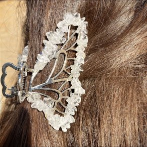 Forslvet kobber sommerfugl hrklemme med sm bjergkrystal chips rundt i kanten. lngde 8 cm, bredde 5 cm