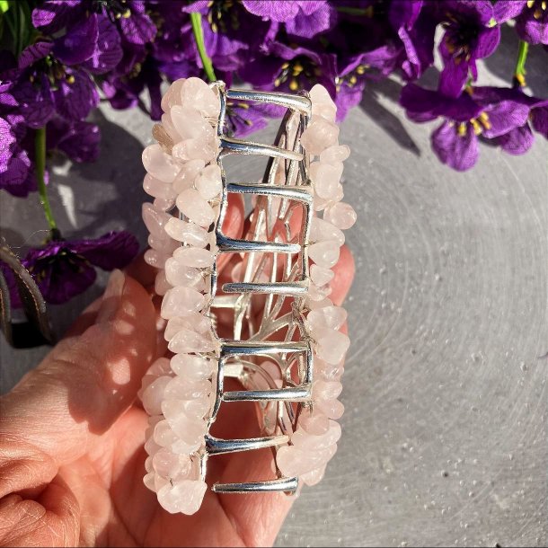 Forslvet kobber sommerfugl hrklemme med sm rosakvarts chips rundt i kanten. lngde 8 cm, bredde 5 cm