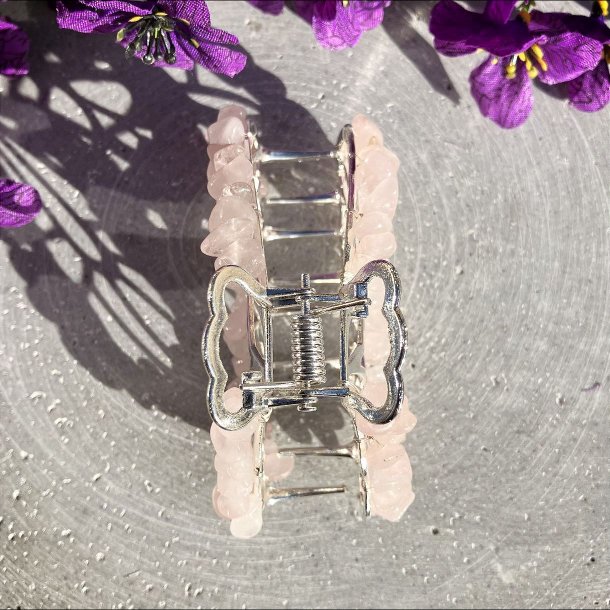 Forslvet kobber sommerfugl hrklemme med sm rosakvarts chips rundt i kanten. lngde 8 cm, bredde 5 cm