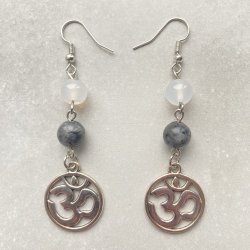 Hvid Agat/Labradorit reringe  med "Ohm"