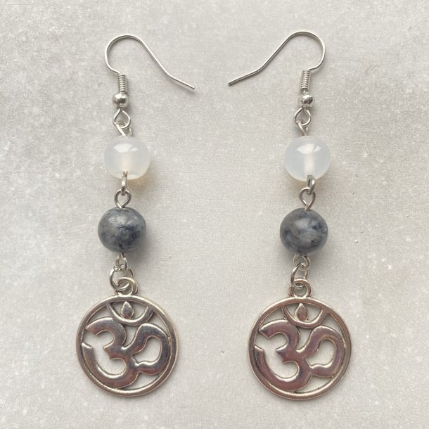 Hvid Agat/Labradorit reringe  med "Ohm"