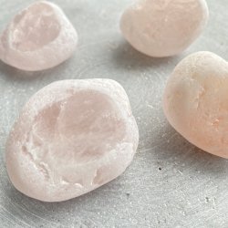  Flodkrystal/Clairvoyance sten, Rosakvarts (ca. 4 cm)